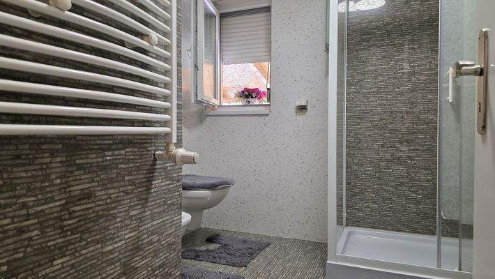 Bad mit Dusche, Bidet und WC