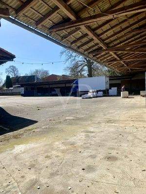 Schleppdach vor der Halle