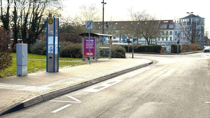 Mehrere Bushaltestellen vorm Haus (alle Richtungen)