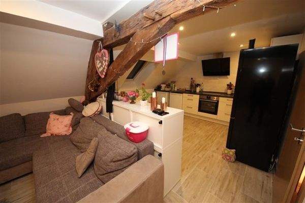 Wohnzimmer mit offener Küche