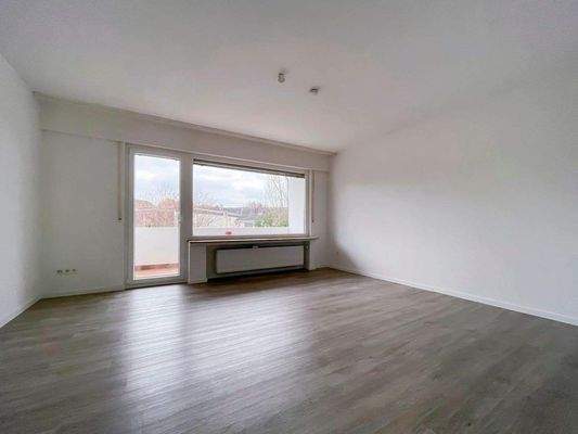Wohnzimmer mit angtenzendem Balkon3177.jpg