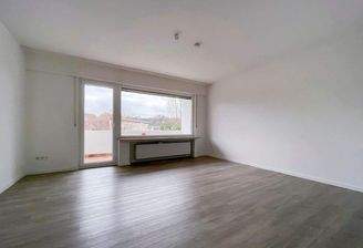 Wohnzimmer mit angtenzendem Balkon3177.jpg