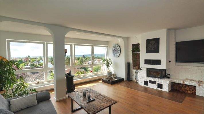 Wohnzimmer mit Kamin und Panoramasicht