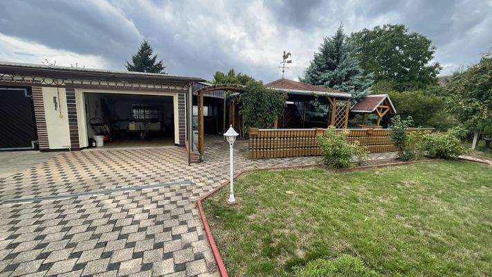 Ansicht Garage und Sitzfläche