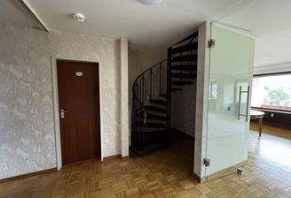 Flur mit Aufgang zur oberen Etage