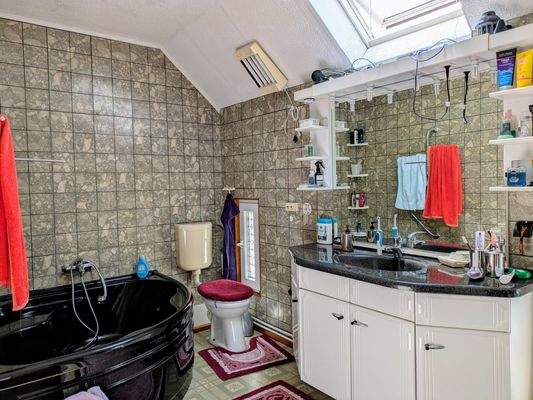 Bad mit Eckwanne im OG