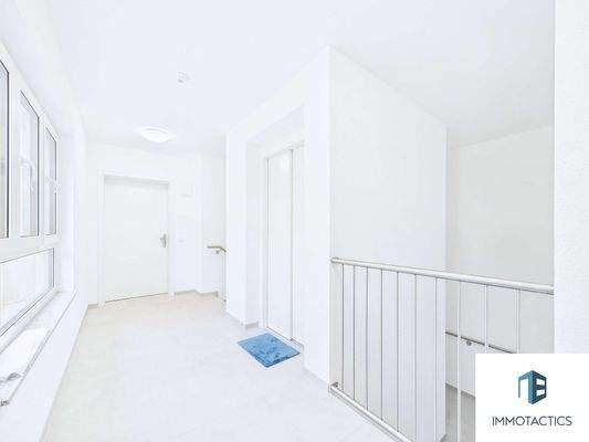 Aufzug und Zugang zur Wohnung