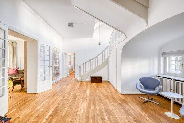 Lichtdurchflutetes Entré mit charakteristischer Rundbogenarchitektur