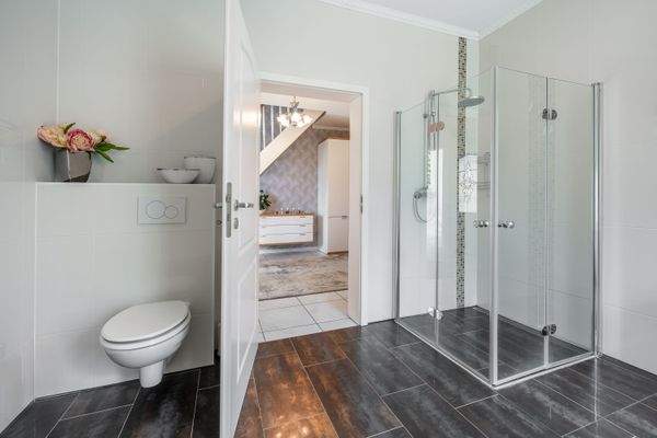 Hausbruch-Großzügiger-Bungalow-mit-Dachausbau-Bad2