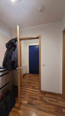 Blick aus Flur in Garderobe