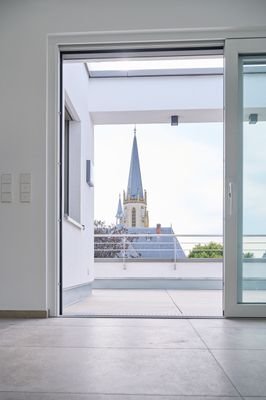 Ausblick vom Wohnzimmer nach Westen zur Martin-Luther-Kirche