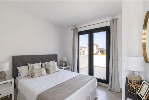 Hauptschlafzimmer mit Balkonzugang