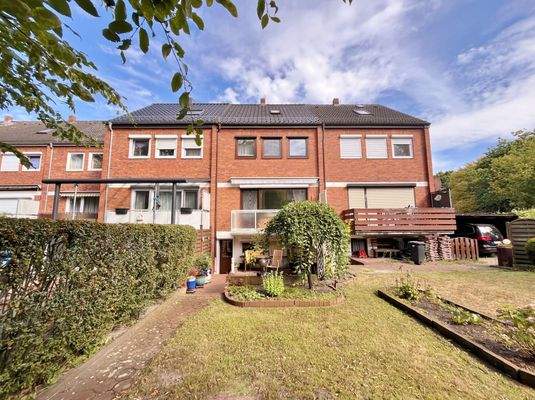 rückwärtige Garten- und Hausansicht