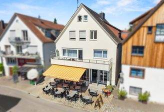 Hausansicht mit Außengastrobereich