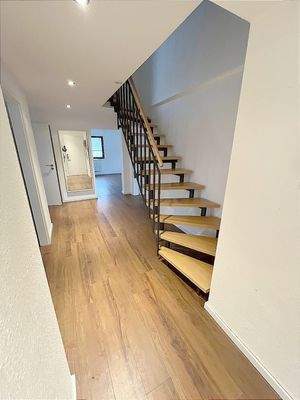 Flur mit Treppe ins DG.jpg
