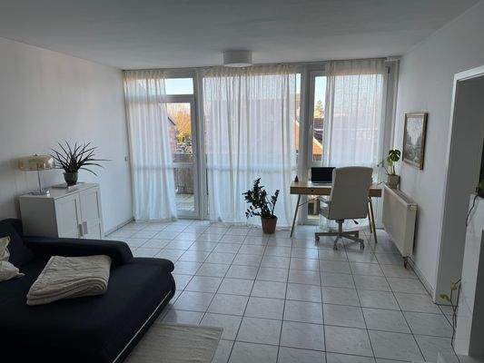 Helles Wohnzimmer mit Büro