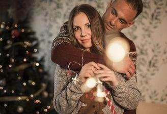 Bild von freepika umarmen-der-frau-von-der-ruckseite-den-strickjacken-nahe-weihnachtsbaum