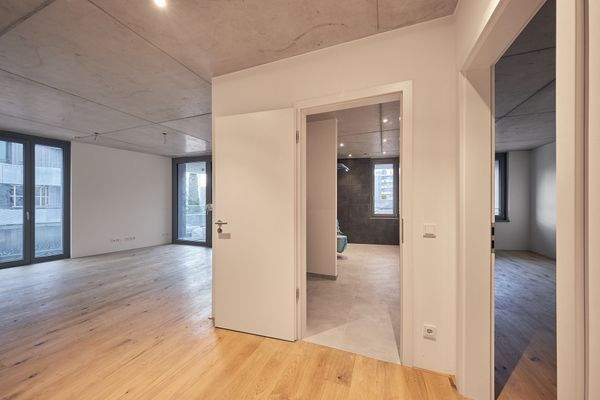 Flur mit Blick zur Wohnküche, Bad & Schlafzimmer - HERDERGÄRTEN 1.2.5