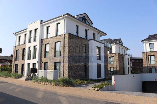 Hausfront mit Tiefgarageneinfahrt