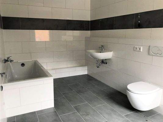 Badezimmer 1 mit Badewanne