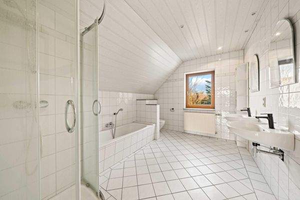 Badezimmer mit Badewanne und Dusche im DG