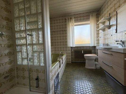 Bad mit Dusche und Badewanne