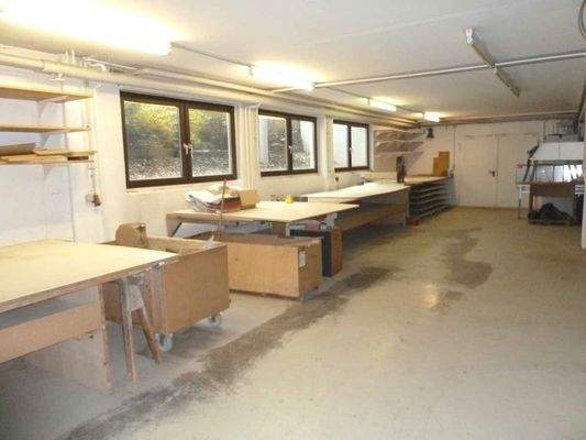 Bürotrakt mit anfahrbarer Unterkellerung und Aufzug