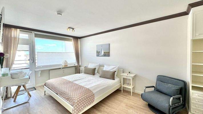 Schlafraum mit separaten Balkonzugang und Weitblic