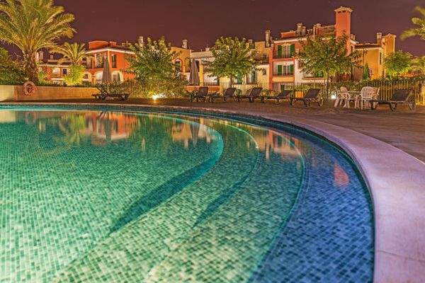 Gemeinschaftspool mit 700 m²