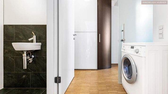 Schrankraum mit Waschmaschinenanschluss