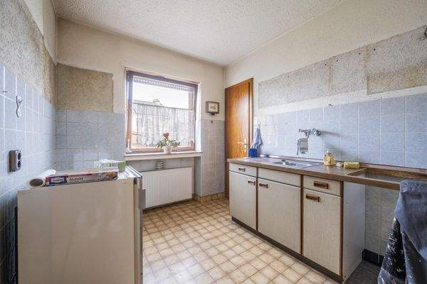 Küche mit Abstellraum