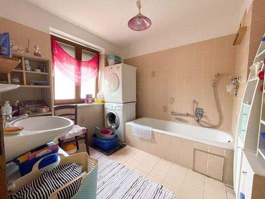 Badezimmer mit Fenster.jpg