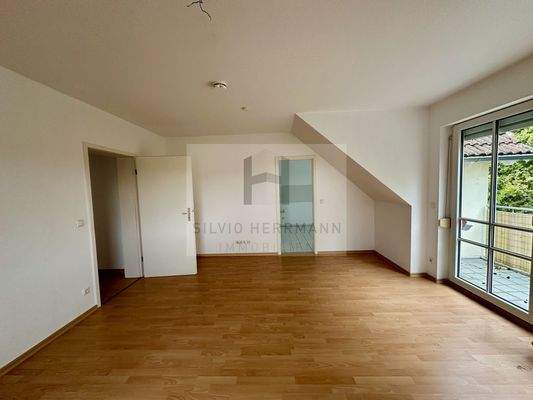 großzügiges Wohnzimmer