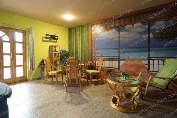 Wohn-/Esszimmer mit offener Küche