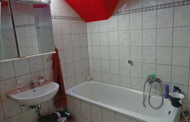 Bad mit Wanne, Dusche,WC,Waschbecken