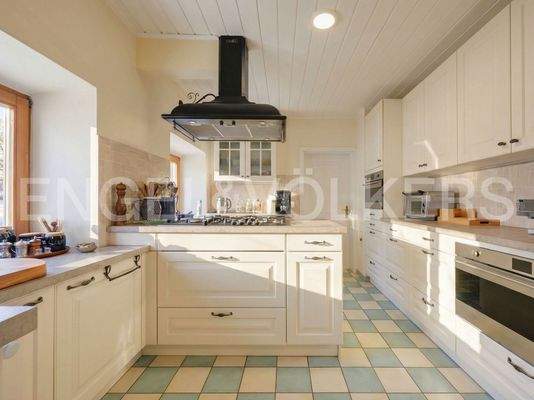 Küche mit Vorratskammer EG