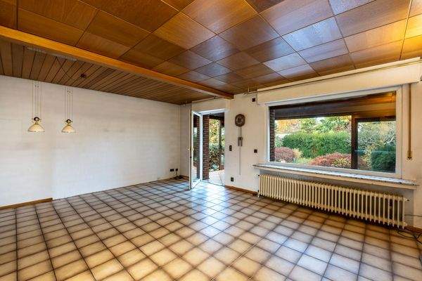 lichtdurchflutetes Wohnzimmer