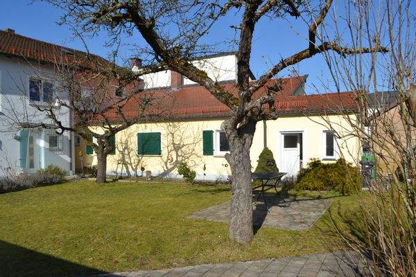 Seitengebäude mit Garten