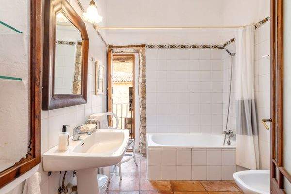 Eines von 4 Badezimmern