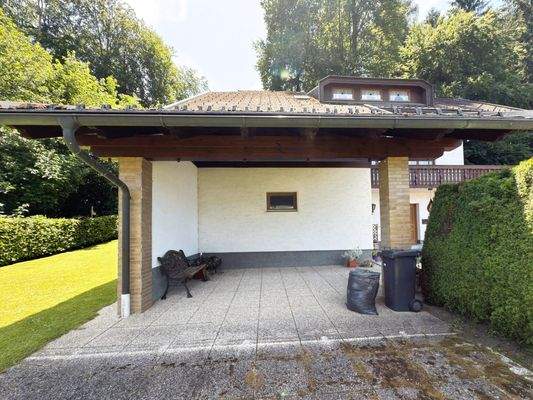 Die überdachte Terrasse, auch als Carport nutzbar