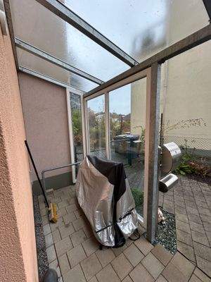 Überdachung vor dem Haus.JPG