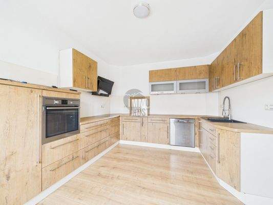 Einbauküche mit Durchreiche