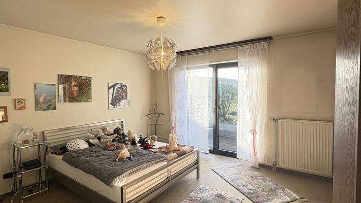Schlafzimmer mit Zugang zur Terrasse