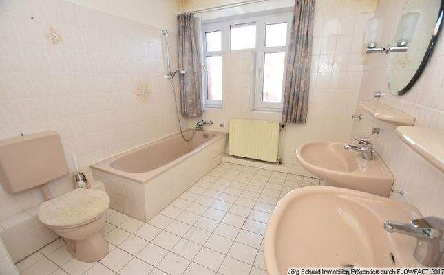 Geräumiges Tageslichtbad