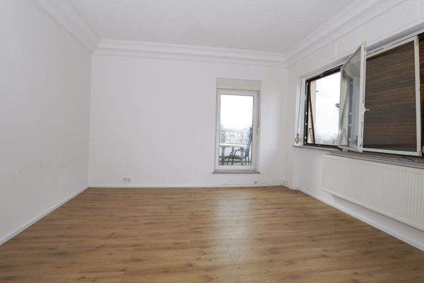 Wohnzimmer mit Balkon