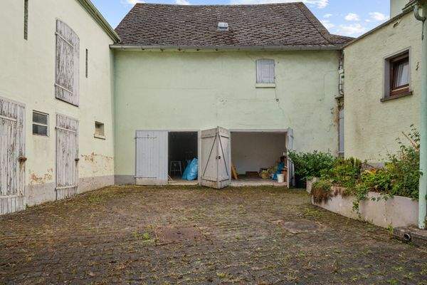 Innenhof mit Garagen