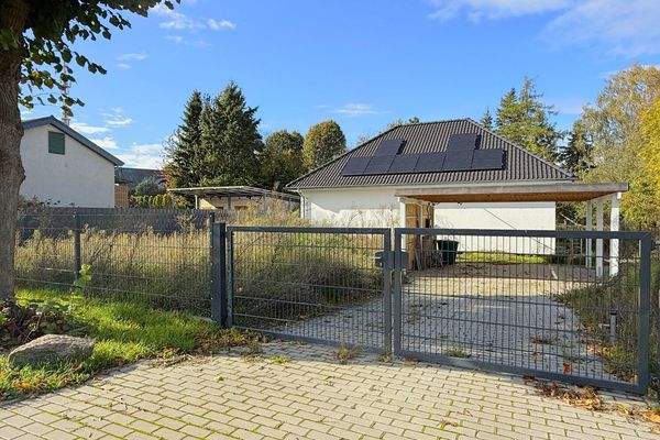 gepflaster Auffahrt, Doppelflügeltor, Carport, Wallbox