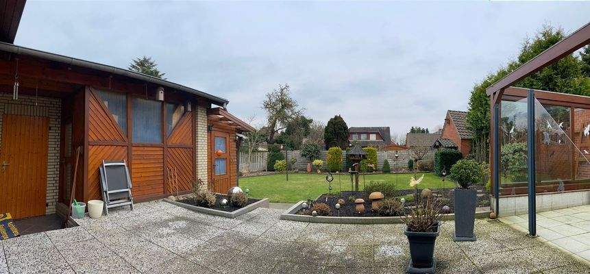 Terrasse mit Blick in den Garten 