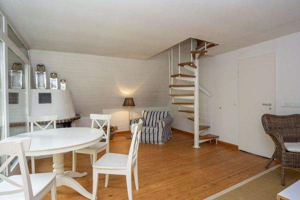 Wohn- und Essbereich mit Kamin