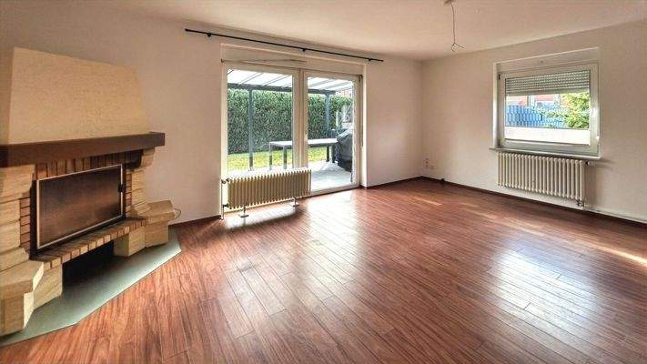 Wohnzimmer mit Kamin EG